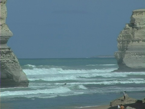 海岸上的岩石视频素材