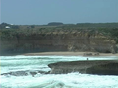 海岸上的人们视频素材