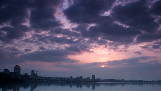 时间流逝。夕阳下的城市景观。视频素材