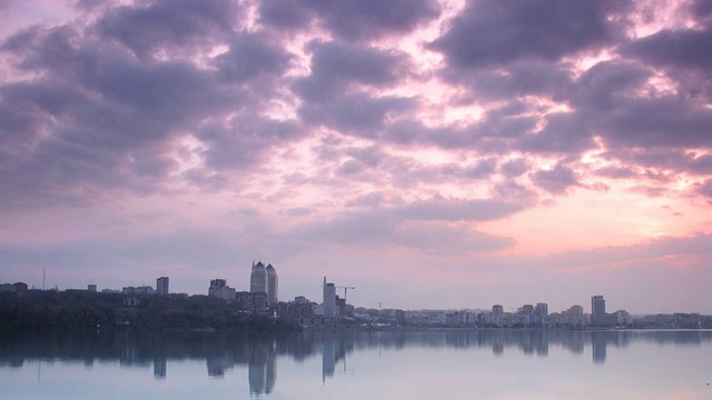 时间流逝。夕阳下的城市景观。视频素材