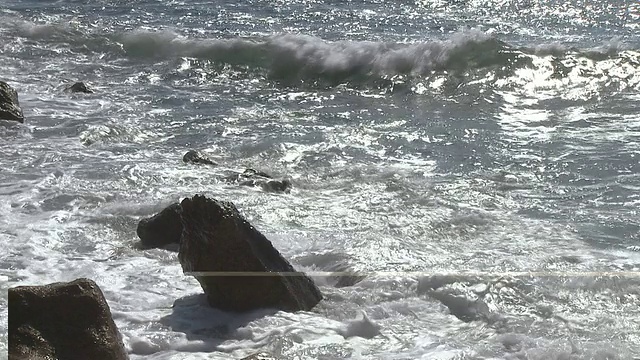 汹涌的海浪冲击着岩石视频素材