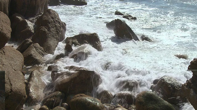 海岸上波涛汹涌的海浪视频素材