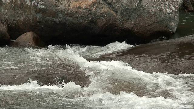 马拉维:岩石中一条河的水流视频素材