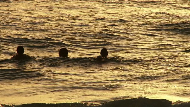 孩子们在夕阳下沐浴视频素材