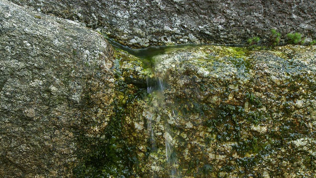 新鲜的水源在石头之间流动视频素材