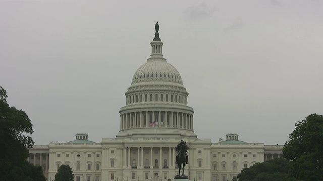 美国国会——国会大厦和格兰特雕像的全景——高清视频下载