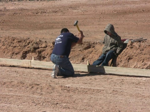 父子在建筑工程上工作视频素材