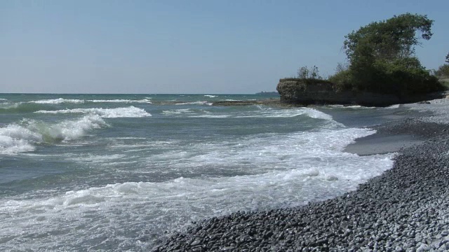 海浪冲击着多岩石的浅滩视频素材