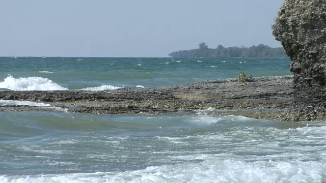 海浪冲击着多岩石的浅滩视频下载