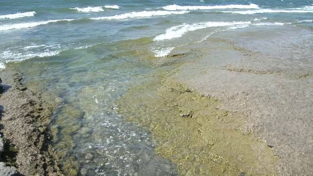 岩石海岸上的波浪视频下载