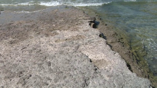 岩石海岸上的波浪视频素材