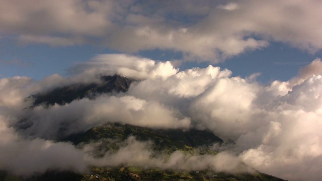 通古拉瓜火山上空云层移动的时间间隔视频素材