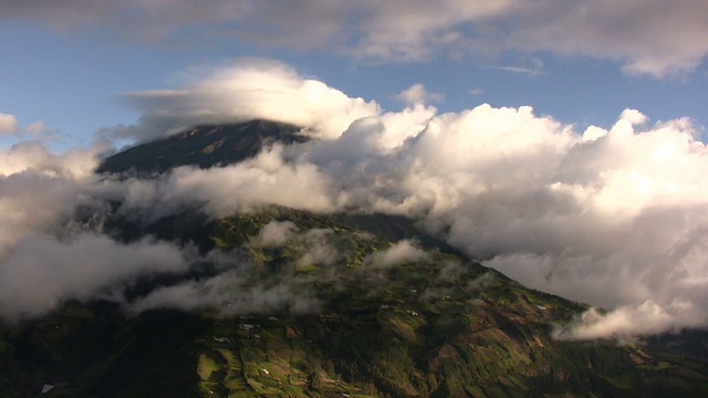 云在通古拉瓜火山上空移动视频素材