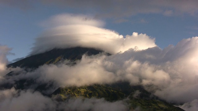 云在通古拉瓜火山上空移动视频素材