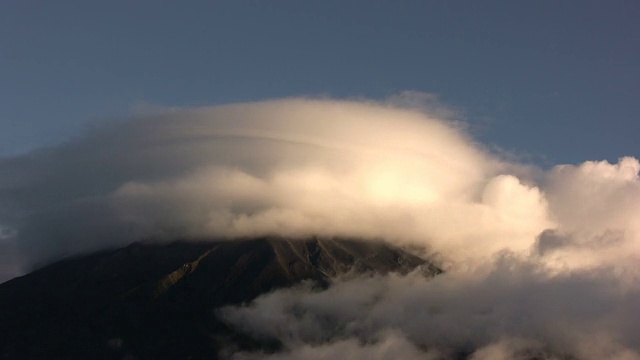 云在通古拉瓜火山上空移动视频素材