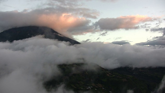 云在通古拉瓜火山上空移动视频素材