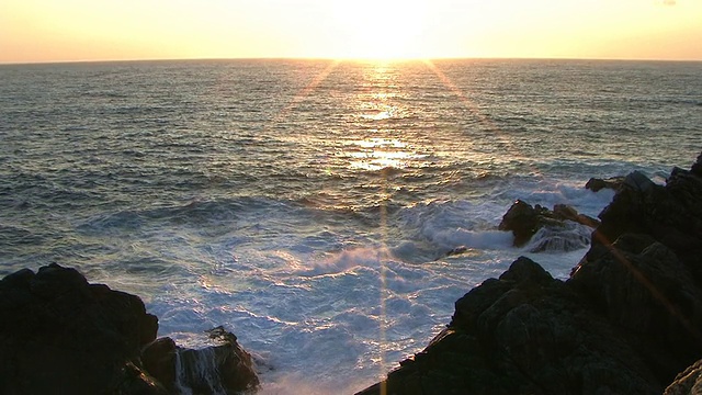 岩石海岸的日落视频素材