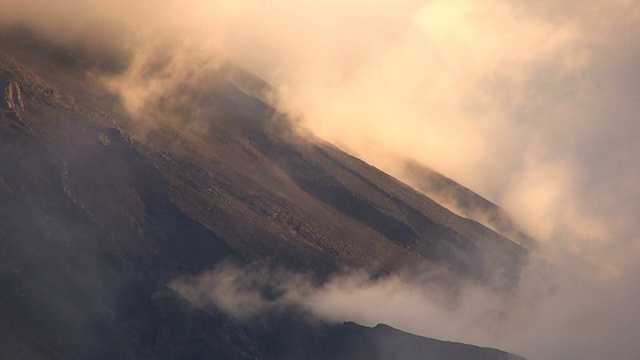 通古拉瓜火山山坡上的云视频素材