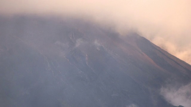 通古拉瓜火山山坡上的云视频素材