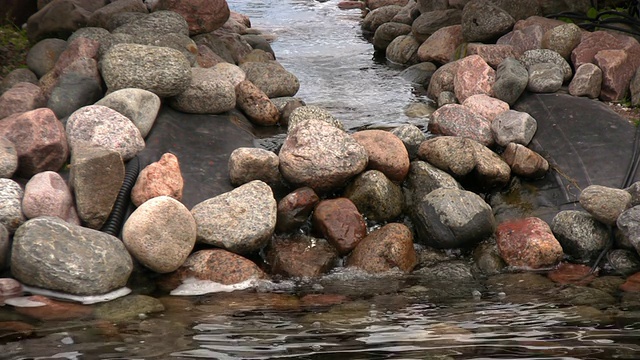 小溪流入池塘视频素材