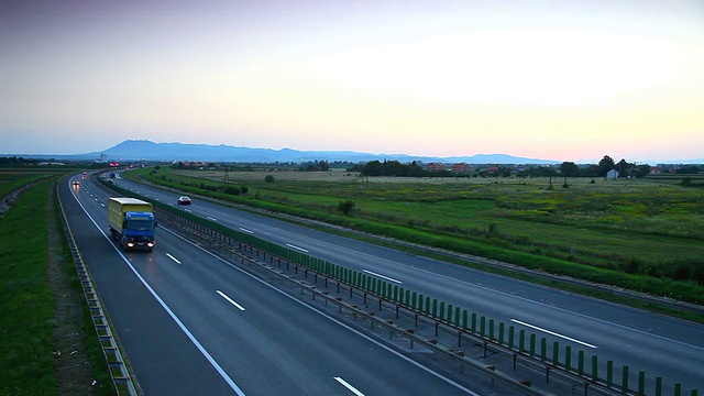 汽车在高速公路上行驶视频素材