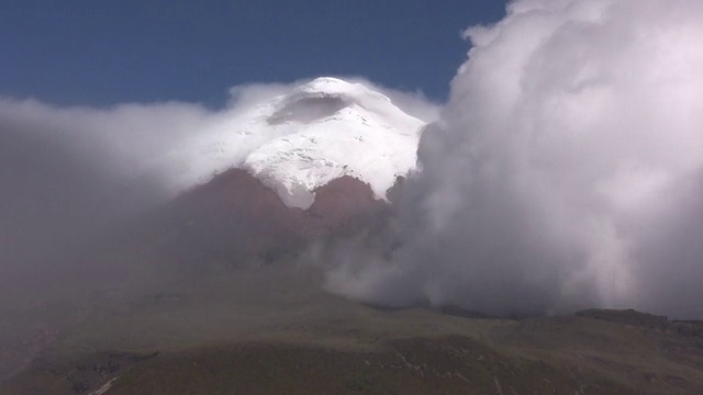 Cotopaxi火山上空的云视频素材