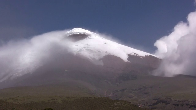 Cotopaxi火山上空的云视频素材