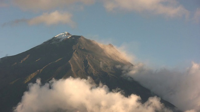 厄瓜多尔通古拉瓜火山上空的云层视频素材