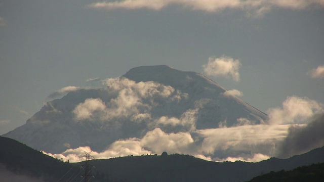 厄瓜多尔钦博拉萨火山上空的云层视频素材