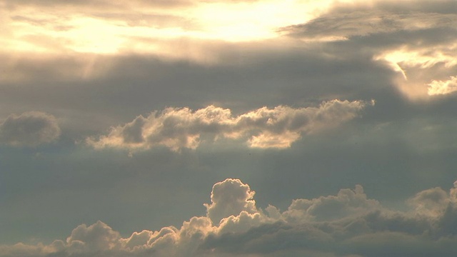 夕阳下金色的天空视频素材