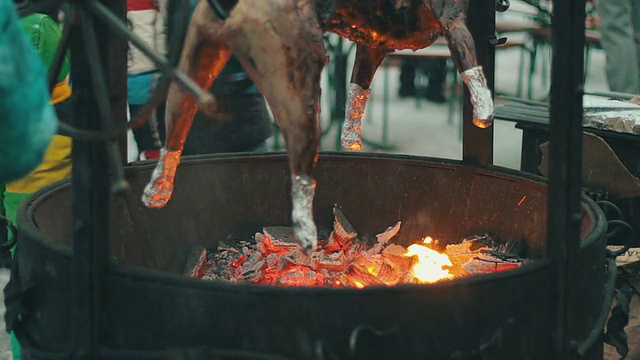 烤架上烤着猪肉视频素材