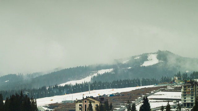 云在山上移动。滑雪胜地。间隔拍摄视频素材