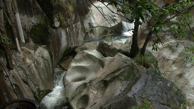 流经粘土山谷的小溪视频下载