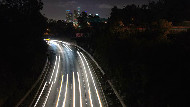 110号公路夜间穿越隧道视频素材