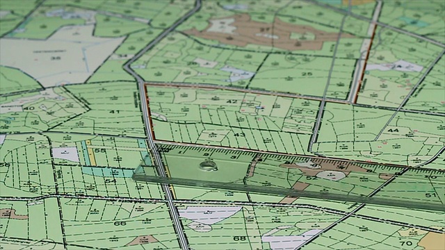 详细地图上的手和标尺(1080p)视频下载