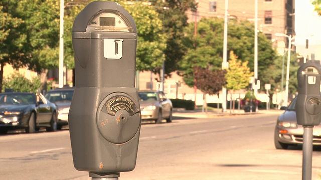 城市道路上的停车计时器视频素材