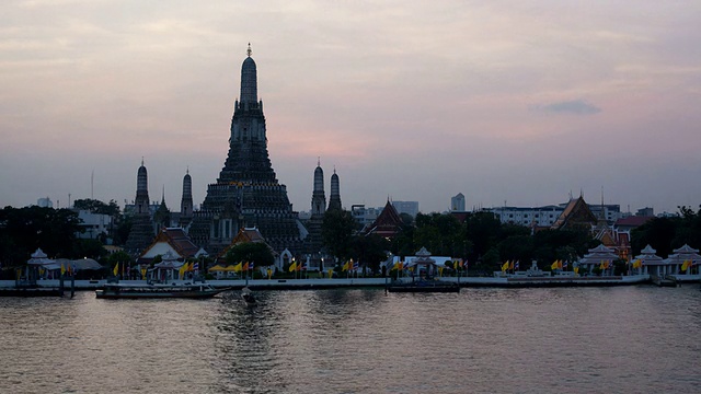 日落时间在Wat Arun，曼谷，泰国视频素材