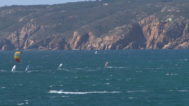 风筝冲浪者在海滩上运动视频素材