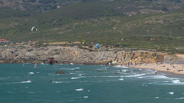 风筝冲浪者在海滩上冲浪视频素材