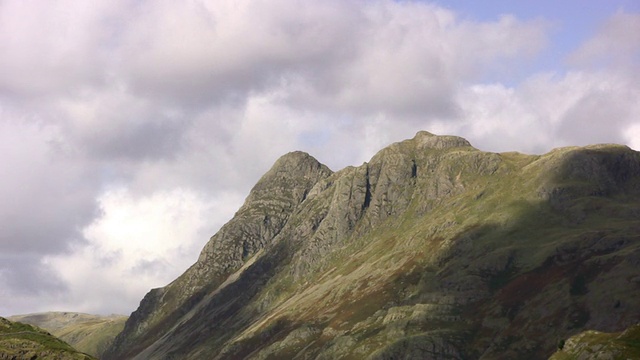 在湖区Langdale pike上空的云阴影视频素材