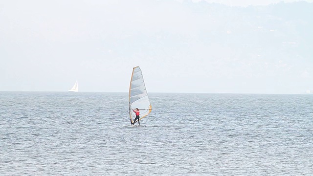 在海湾上冲浪视频素材