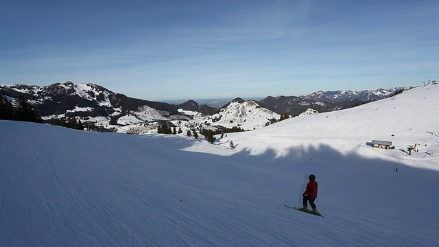 在阿尔卑斯山滑雪视频素材