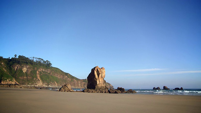 碧空映衬下的海滩风景视频下载