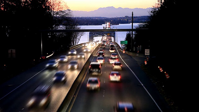 夜间道路交通的高角度视野视频素材