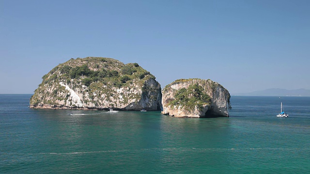 墨西哥海岸的岛屿船视频素材