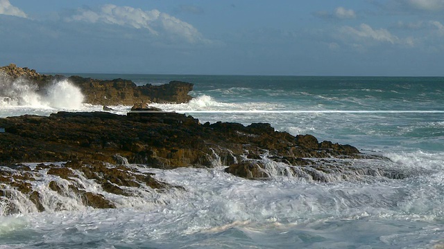 海浪撞击海岸上的岩石视频素材