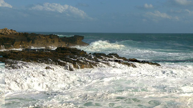 海浪撞击海岸上的岩石视频素材