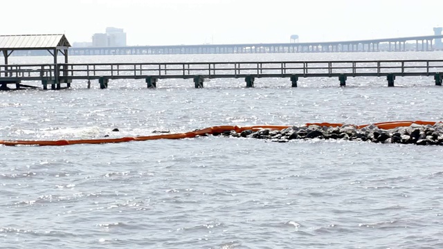 石油围堵栏的观点视频素材