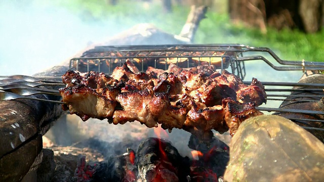 烤肉串或烤肉串的循环烹饪视频素材