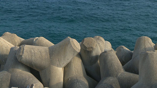 防波堤在海滨视频素材